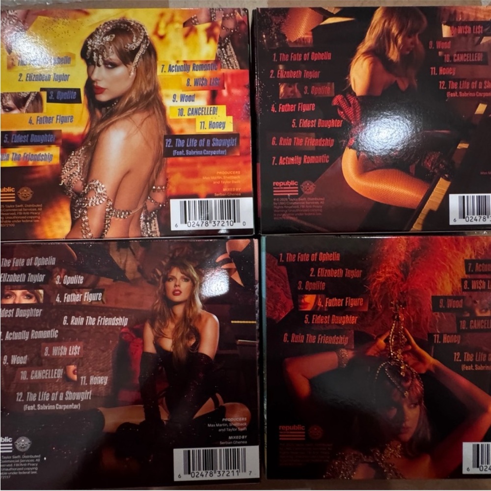 Taylor Swift The Life of a Showgirl ‘It’s Frightening’ CD & Keychain Set - Picture 4 of 6